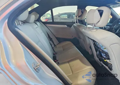 2012 Mercedes-Benz C 250 z USA, uszkodzony, nr VIN WDDGF4HB2CR238092